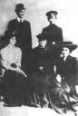 Анна Горенко (А. Ахматова) с братьями Андреем, Виктором и сестрой Ией. В центре - мать Инна Эразмовна (урожденная Стогова). Киев. 1909 г.